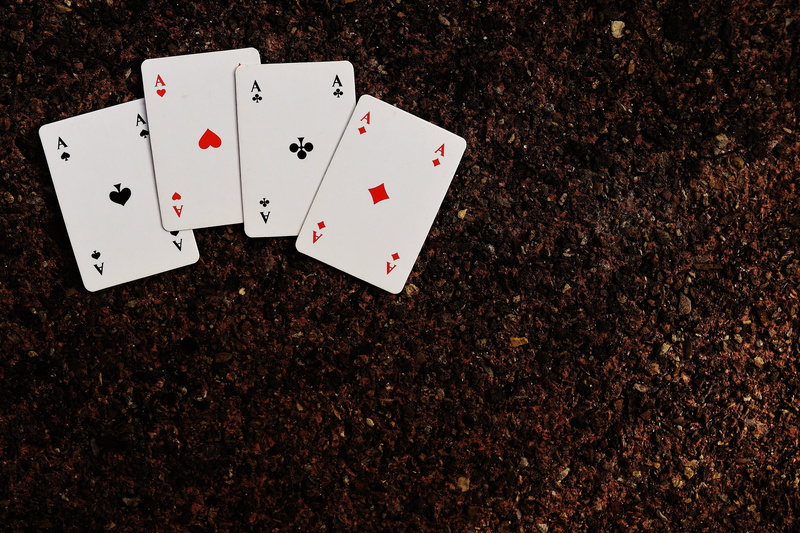 relaxation, pik, win, surface, leisure games, heart, casino, four, no people, high angle view, luck, nightlife, soil, 5K, leisure activity, cards, gaming