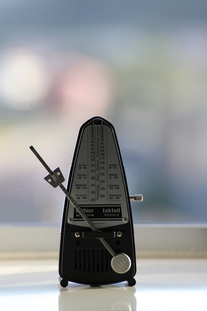 clock, indoors, music, day, table, tic-tac-toe, metronome, 5K, rate, time, single object, photography themes, technology, number, selective focus, communication