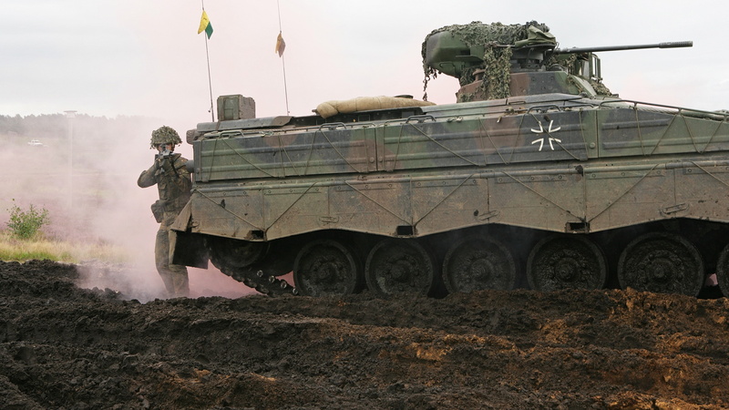 Bundeswehr, IFV, 4K, Marder, dirt, beside, soldier, daytime, infantry fighting vehicle, tank
