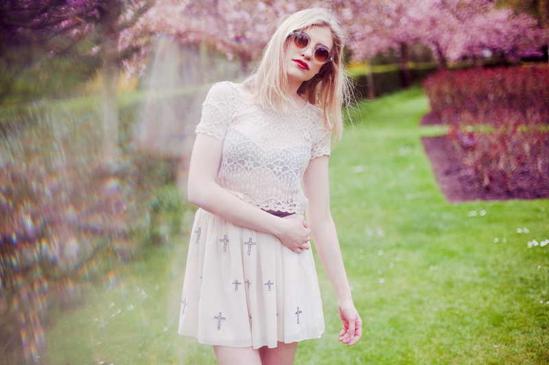blonde, sunglasses, young adult, front view, young women, dress, plant, hair, three quarter length, portrait, hairstyle, fashion, grass, beautiful woman