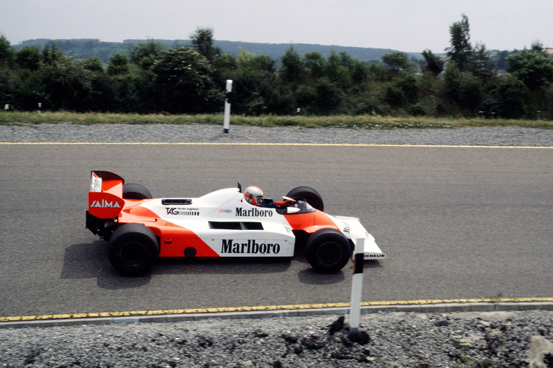 land vehicle, day, car, racecar, formula, competition, sport, plant, road, motor vehicle, auto racing, mp4-1e, 1983, protection, number, mclaren, outdoors