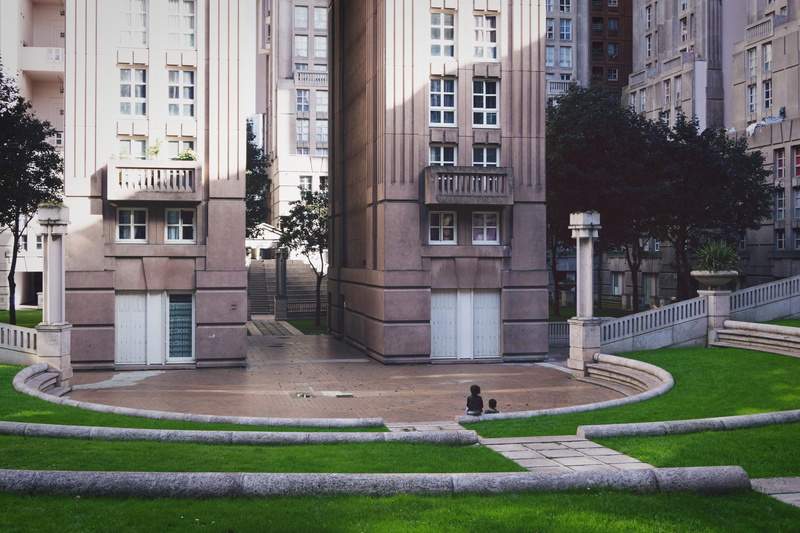 abraxas, photo, built structure, noisylegrand, kid, no people, city, modernism, ricardobofill, grass, 5K, architectural column, street, window, france