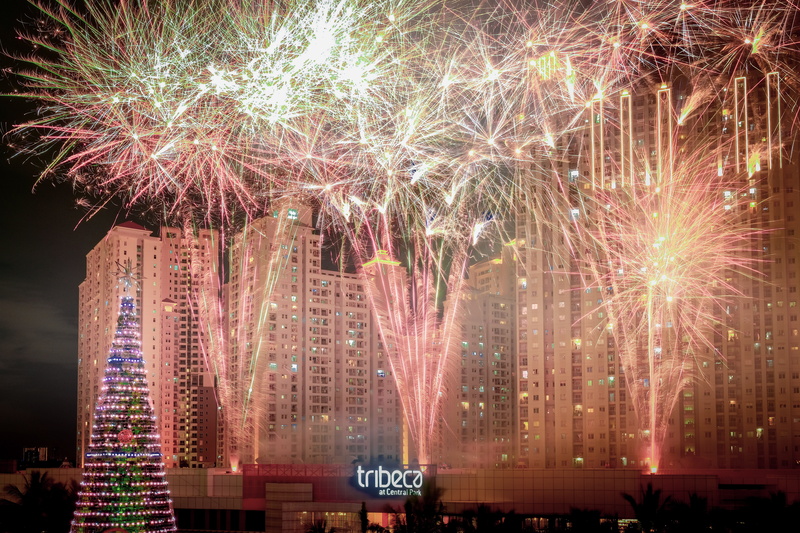 celebration, skyscraper, building, building exterior, blurred motion, office building exterior, night, exploding, outdoors, new years eve, central park