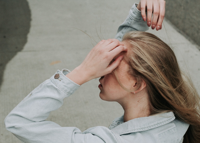 4K, childhood, women, explore, adult, child, daytime, street, gray, aggression, hand, pale, adventure, model, human hair, human body part, blonde, wind