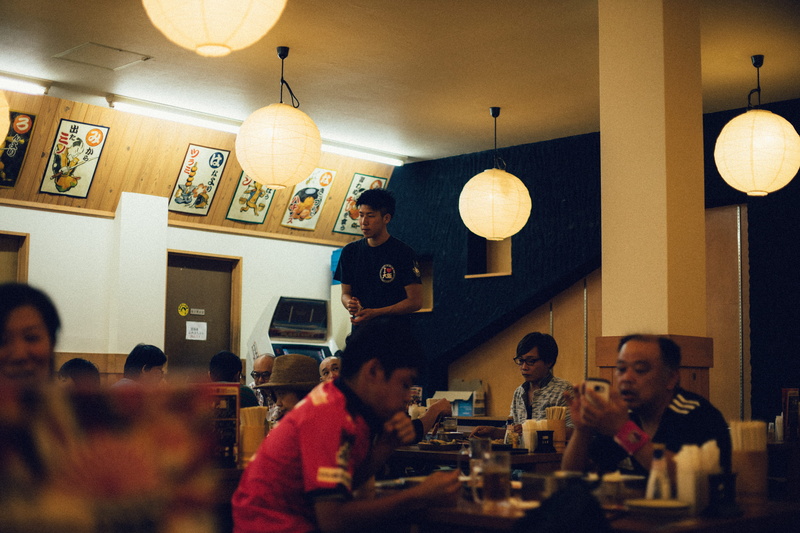 glass, laptop, face, pendant, men, human, happy hour, inside, japan, lamps, illuminated, interior design, drink, indoors, izakaya, group of people, group