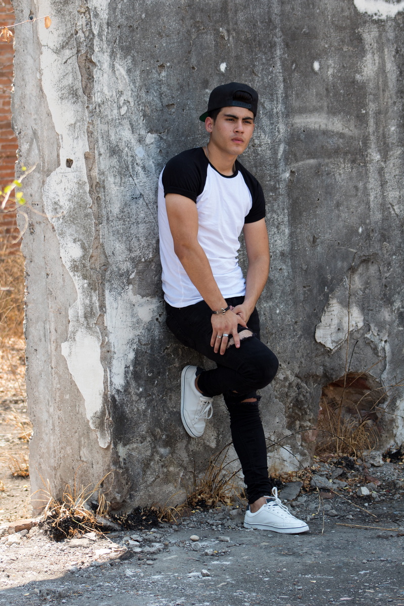 urbano, day, lifestyles, one person, wall - building feature, front view, outdoors, young men, 5K, looking away, real people, looking, adolescence, full length