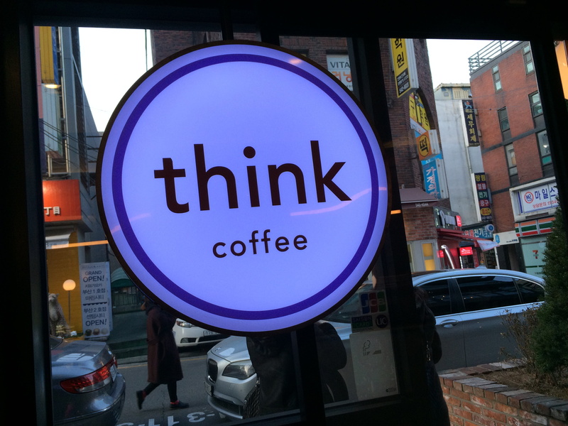 communication, geometric shape, architecture, sign, city, motor vehicle, 2K, no people, western script, road sign, day, mode of transportation, circle