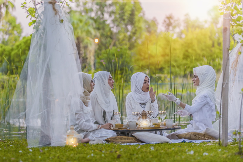 photographer, harem, girls, field, photo, young women, adult, plant, tulle, table, white, lifestyles, grass, men, 5K, happiness, antalya, togetherness