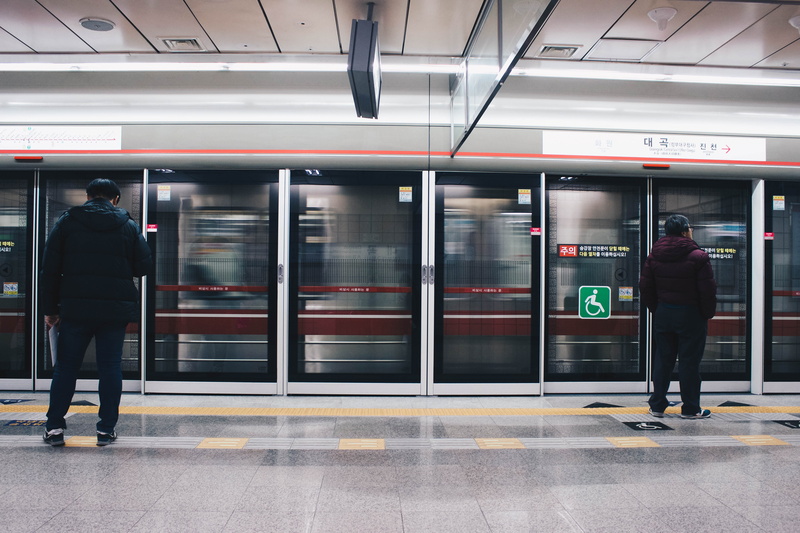 motion, real people, rail transportation, public transportation, fast, mode of transportation, travel, blurred motion, subway station, underground, indoors
