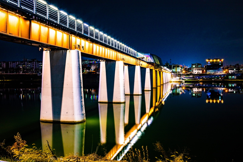 dock, bridge - man made structure, white, built structure, city, transportation, landscape, ayang bridge, boardwalk, bridge, river, building exterior, architecture