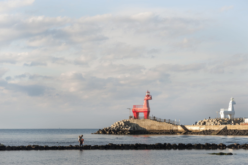 built structure, lighthouse, sea wall, nature, building exterior, 4K, red lighthouse, horizon over water, sky, white lighthouse, waterfront, sea, safety
