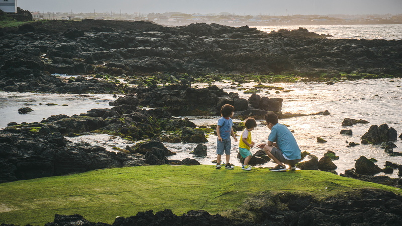 lifestyles, south korea, children, females, beauty in nature, sunlight, rock - object, rock, casual clothing, child, play, dad, land, group of people, togetherness