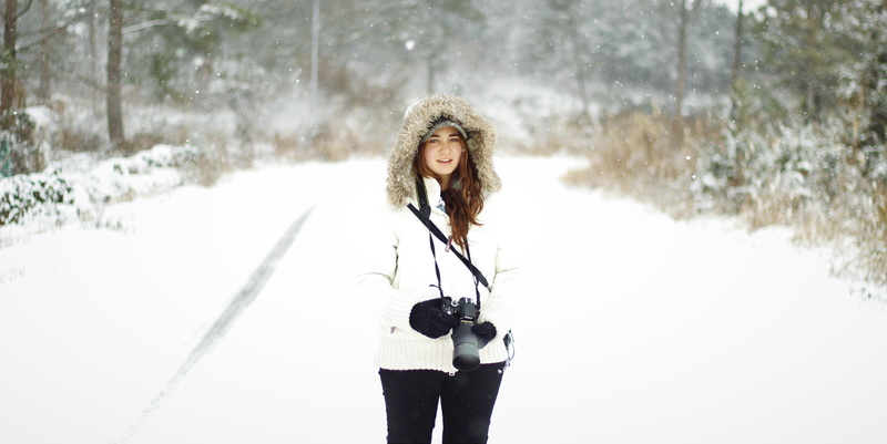 one person, happiness, nature, young adult, jeju-do, hairstyle, warm clothing, portrait, smiling, 5K, women, clothing, snow, looking at camera, white