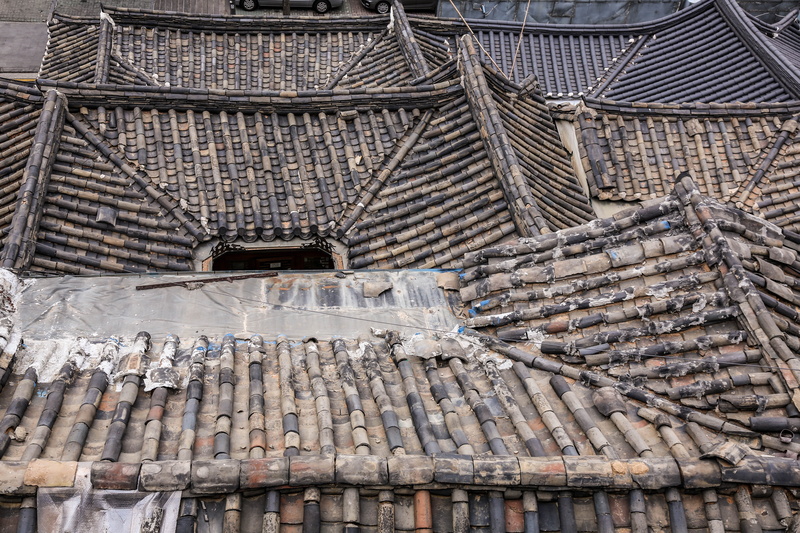 full frame, building, damaged, low angle view, no people, abandoned, old, hanok, traditional, repetition, 5K, decline, obsolete, building exterior, built structure