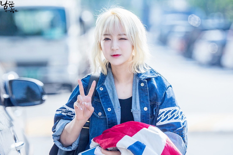 young adult, 720P, hairstyle, car, blond hair, beautiful woman, women, consumerism, motor vehicle, child, young women, beauty, front view, EXID, Hyerin