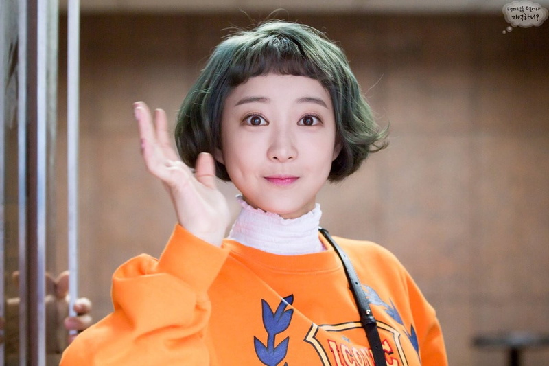 EXID, child, smiling, happiness, emotion, holding, Hyerin, childhood, girls, orange color, clothing, headshot, innocence, hair, casual clothing, focus on foreground