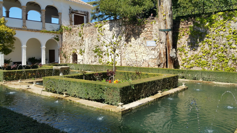 hedge, Granada, plant, travel destinations, lake, built structure, landmark, formal garden, building exterior, arch, pavillon, building, calat alhamra