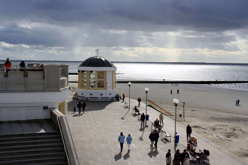 land, 4K, lifestyles, cloud - sky, group of people, pavillon, women, real people, promenade, leisure activity, beach, nature, built structure, harvest