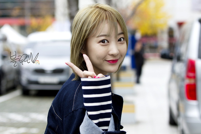 hairstyle, one person, beautiful woman, outdoors, innocence, focus on foreground, child, EXID, looking at camera, day, street, casual clothing, leisure activity