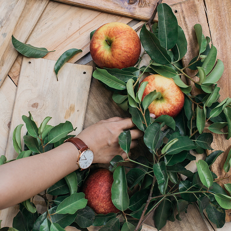 flatlay, real people, two, leaves, wooden table, healthy eating, apple, human hand, red, three, hand, body part, watch, apples, 2K, green, food and drink