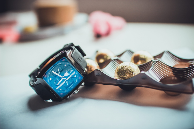 time, jewelry, fashion, vietnam, wireless technology, close-up, 5K, selective focus, still life, mobile phone, indoors, portable information device, screen