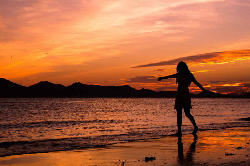 women, glow sea, sea, standing, outdoors, evening glow, walking, walk, woman, the representative of a large bathroom, seashore, land, lifestyles, travel