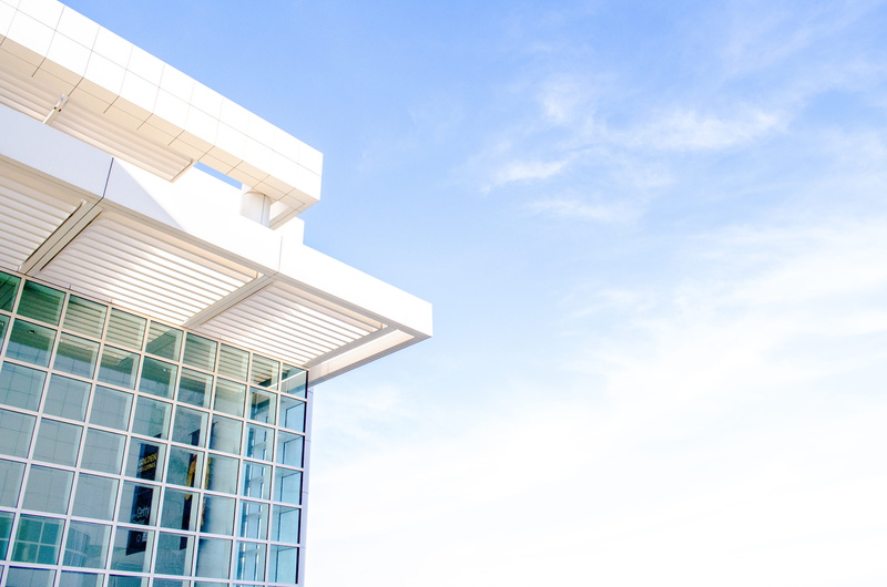 glass - material, geometric, no people, nature, modern, outdoors, office building exterior, glass, blue, tower, architecture, copy space, sunlight, low angle view