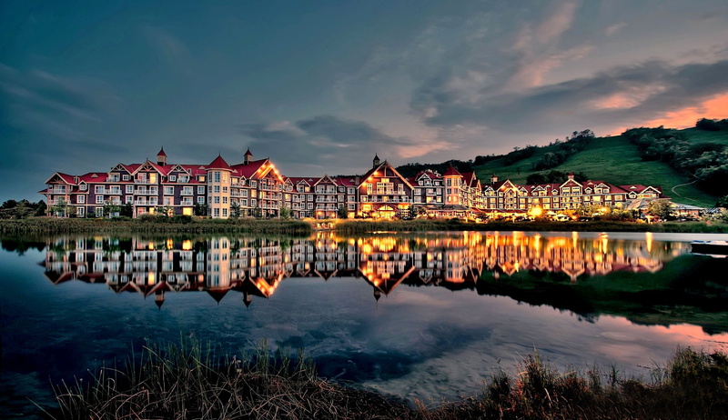 lights, twilight, buidling, white, the evening, red, home, mountain, slope, 1080P, lake, reflection