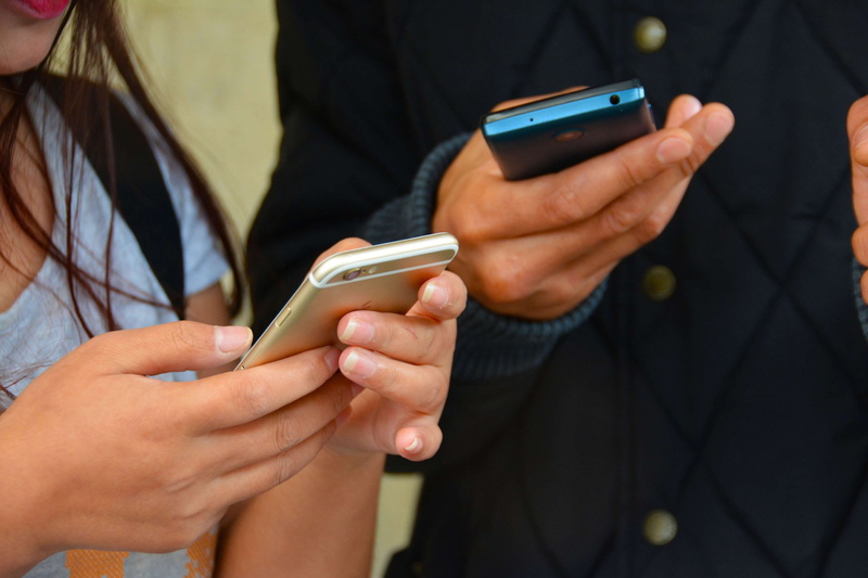 chatting, portability, human body part, finger, hands, cell phones, holding, friendship, device, internet, mobile, social networking, network, wireless technology
