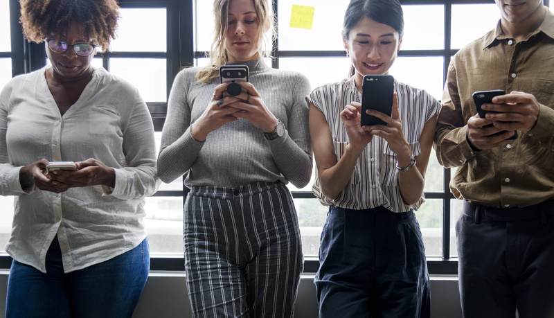 smart phone, global, mobile phone, 4K, teamwork, males, business person, data, portable information device, innovation, digital, indoors, friends, businesswoman