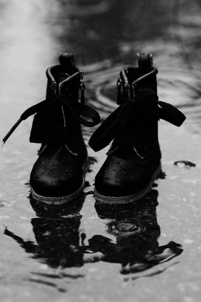 shoe, leisure activity, small, Weather, two objects, 5K, Boots, reflection, concepts And Ideas, Miniature, weather, tiny, pair, focus on foreground, wet