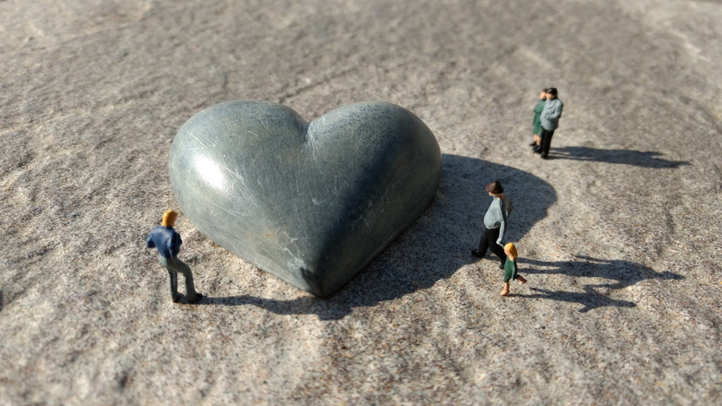 people, stone heart, full length, figurines, heart, 4K, nature, heart shape, outdoors, sculpture, beach, gray, surrounded, romantic, occupation, sunlight