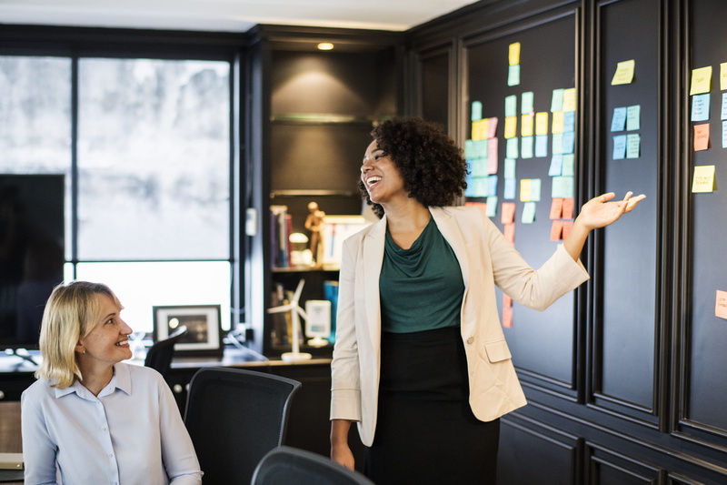 facial expression, colleagues, sticky note, women, waist up, togetherness, hairstyle, indoors, blond hair, contemporary, american, business person, window