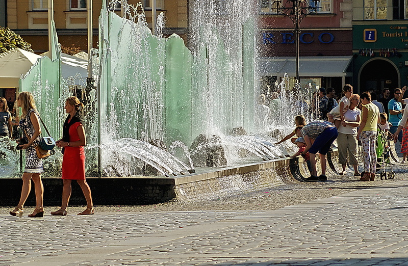 leisure activity, men, built structure, wet, pavers, fountain, city, spraying, sculpture, wrocław, motion, architecture, real people, water splashes, the old town