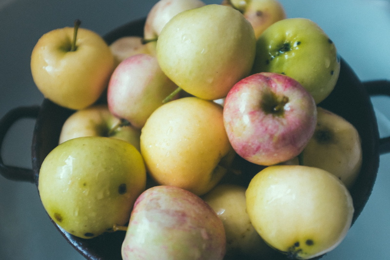 market, juicy, wet, bowl, still life, nutrition, wellbeing, group of objects, apple - fruit, focus on foreground, stack, vegetarian, organic, apples, close-up