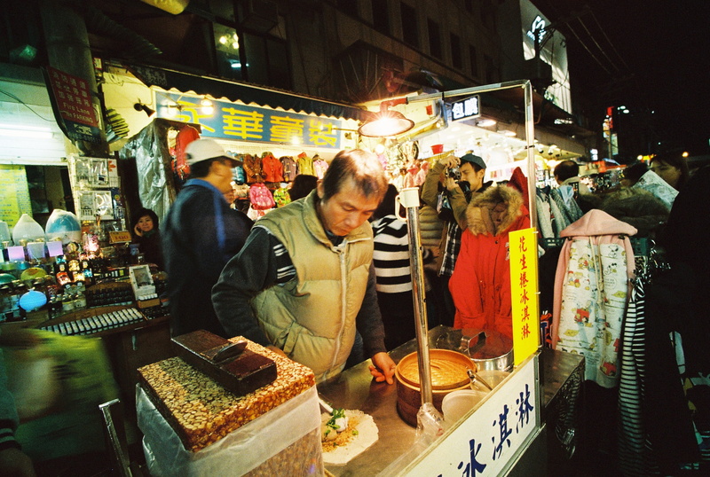 retail, buying, people, man, bakery, preparing, confectionery, real people, choice, variation, bulb, city, grocery store, food and drink, night, apparel