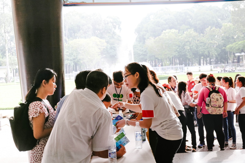 5K, restaurant, rear view, day, crowd, wearing, food court, lifestyles, women, group of people, shirt, outdoors, standing, accessory, clothing, men, real people