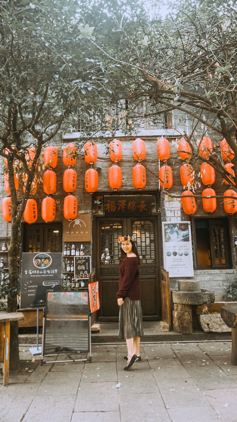 orange, one person, leisure activity, near, apparel, lamp, day, full length, outdoors, real people, non-western script, standing, text, city, built structure