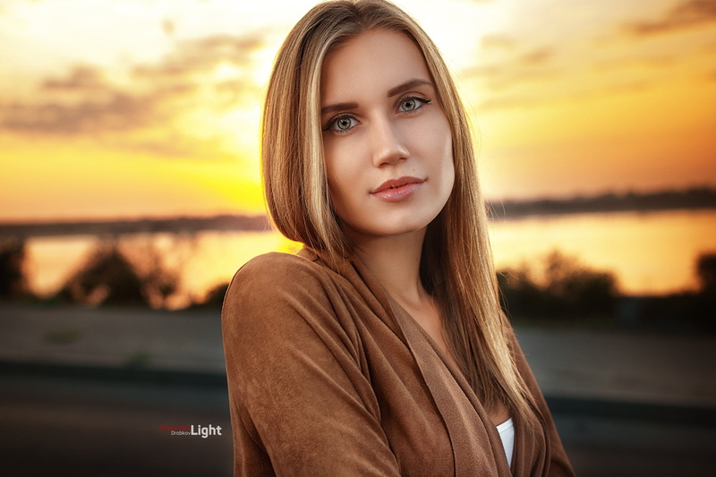 blonde, looking at viewer, long hair, model, Alexander Drobkov, close up, depth of field, mouth, sunset, face, green eyes, photographer, girl, Alexander Drobkov-Light