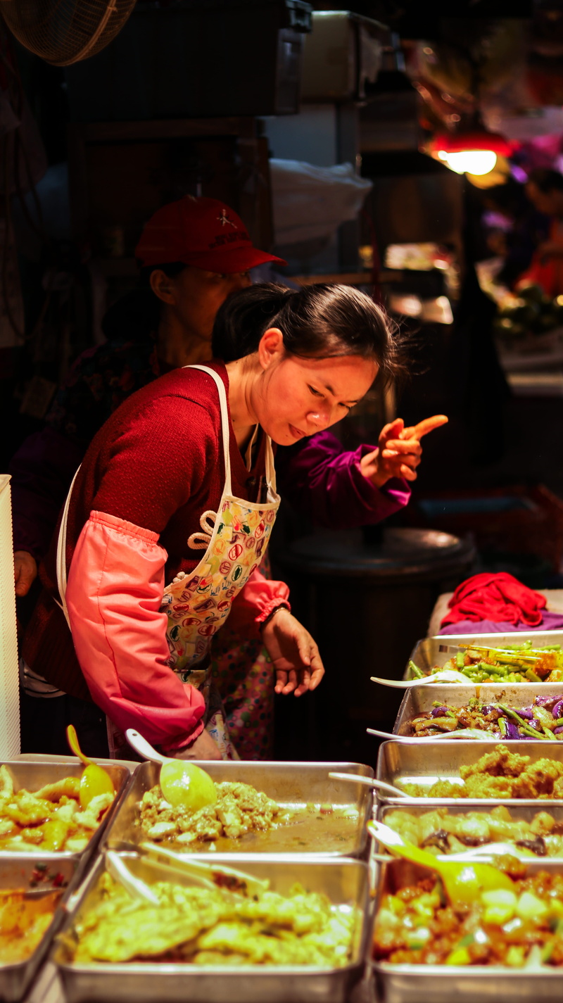 incidental people, retail display, indoors, market, street, real people, food and drink, retail, one person, preparing food, freshness, store, females