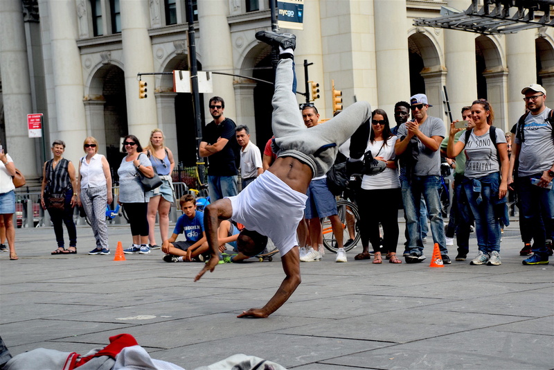 street, full length, architectural column, leisure activity, city life, large group of people, real people, gray, shirt, new, Dancer, outdoors, outdoor