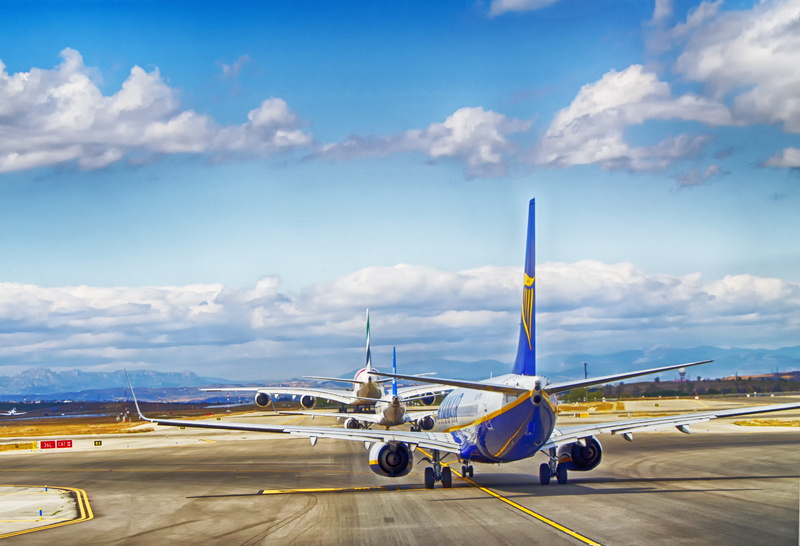 airport runway, aerospace industry, transport, plane, sunlight, air vehicle, airplane, runway, blue, flight, 4K, sky, fly, no people, travel, day, commercial airplane