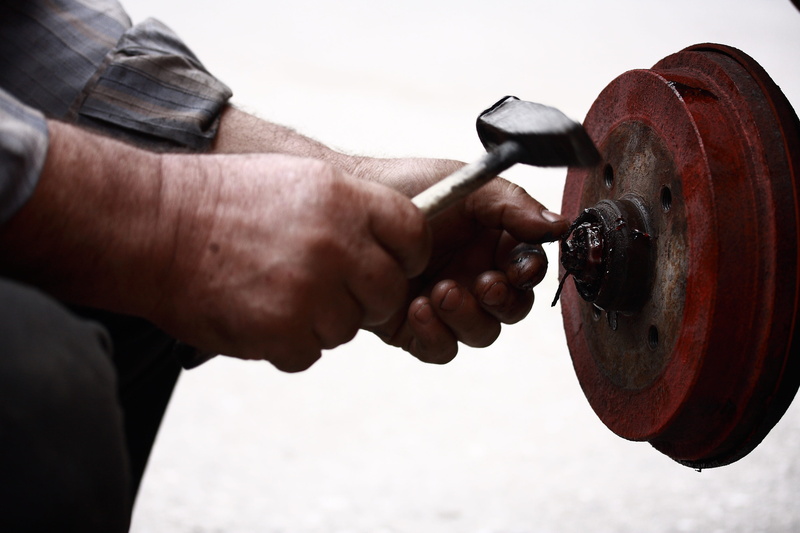 sport, 4K, hands, human body part, red, labor, exercising, wheel, balata, lifestyles, one person, brakes, human hand, weight training, scrap, repairman