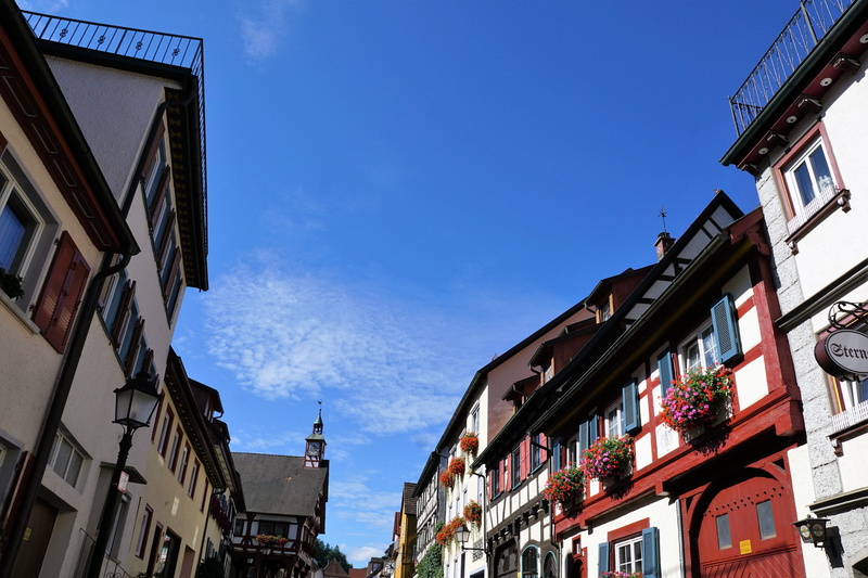 road, sunlight, lighting equipment, historically, cloud - sky, building exterior, wooden nail, city, low angle view, typical, cloud, middle ages, building