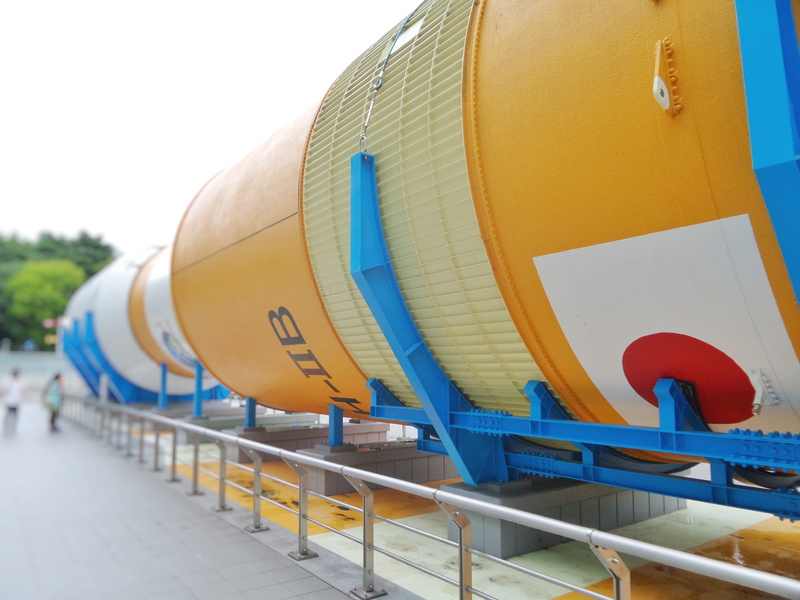 宇宙, 日本, blue, architecture, japanese, 国境, espace, yellow, outdoors, built structure, fusée, ロケット, in a row, rocket, exploration, clear sky, japonais, text