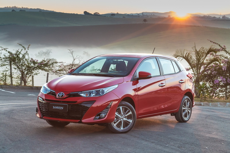 hatch, toyota, car, yaris, plant, sun, day, outdoors, sunset, transportation, sunbeam, land vehicle, road, nature, tree, sky, stationary, lens flare, 720P