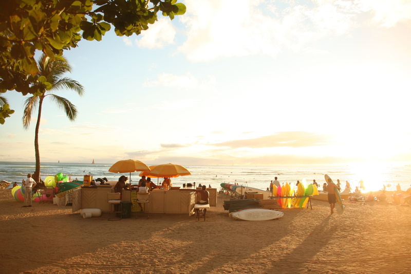 sunset, real people, vacations, lot, outdoors, adult, beach, waikiki, large group of people, tree, relaxation, summer, hawaii, sky, nature, crowd, water