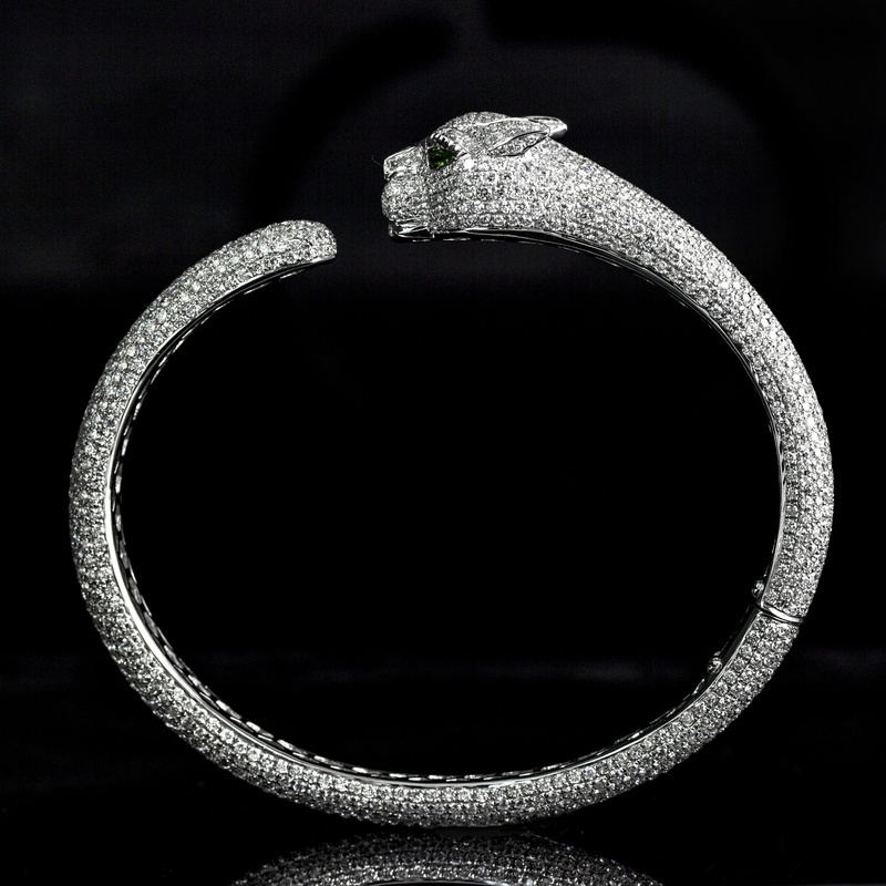 Panther, animal wildlife, studio shot, still life, animal, metal, Bracelet, panther head, Diamond, single object, ring, indoors, shape, animal themes, silver
