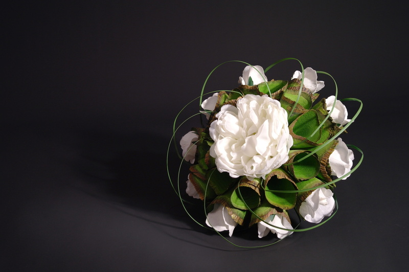 rose - flower, wealth, black background, white, floral, jewelry, flower, bouquet, luxury, white color, elegant, copy space, rose, freshness, studio shot