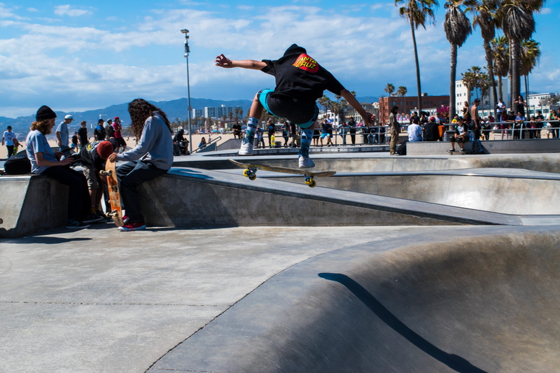 real people, the venice beach boardwalk, venice, women, skill, outdoors, park, day, spectator, united states, lifestyles, sky, 5K, skateboarder, skateboarding